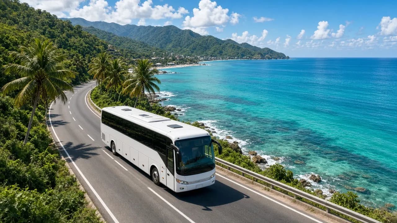 Bus de turismo en carretera junto al mar Caribe